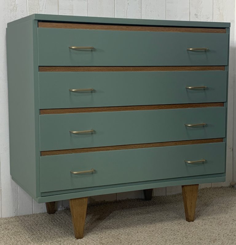 Commode vintage vert sauge, meuble artisanal fabriqué en France.